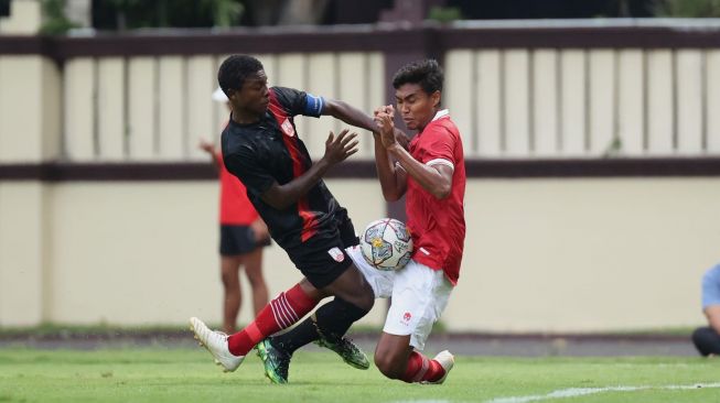 Timnas Indonesia U-19 menghadapi Persis Solo U-20 dalam laga uji coba di Stadion PTIK, Jakarta, Jumat (2/9). [PSSI]