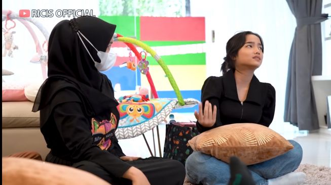 Fuji curhat ke Ria Ricis soal sikap Thariq Halilintar [YouTube: Ricis Official]