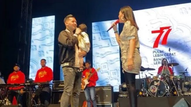 Momen Nella Kharisma dan Suami Ajak Anak Manggung (instagram/@nellakharismalovers.id)