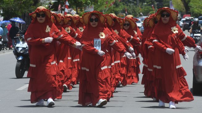 Peserta mengikuti lomba gerak jalan indah berbusana muslim di Palu, Sulawesi Tengah, Sabtu (3/9/2022). ANTARA FOTO/Mohamad Hamzah