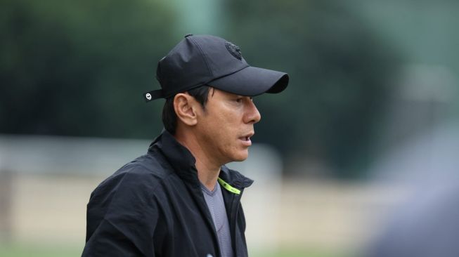 Pelatih Shin Tae-yong saat memimpin timnas Indonesia U-19 menghadapi Persis Solo U-20 dalam laga uji coba di Stadion PTIK, Jakarta, Jumat (2/9). [PSSI]