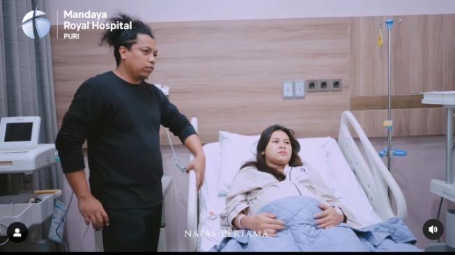 Alasan Arie Kriting dan Indah Permatasari Masih Rahasiakan Wajah dan Nama Anak