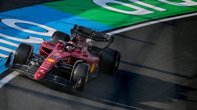 Pembalap Ferrari asal Monako, Charles Leclerc mengemudikan mobilnya saat sesi latihan bebas kedua jelang F1 GP Belanda 2022 di sirkuit Zandvoort pada 2 September 2022.ANDREJ ISAKOVIC / AFP.