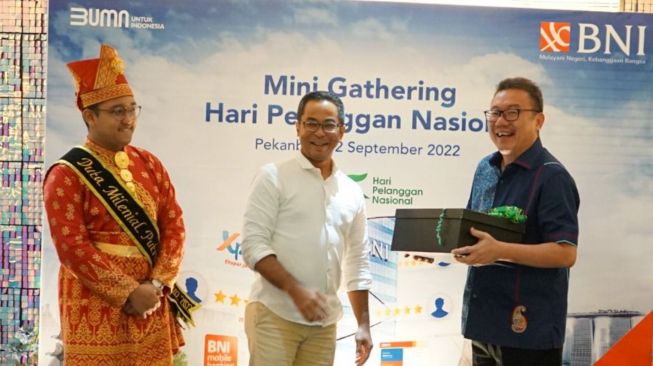 Direktur Network & Services BNI Ronny Venir (tengah kiri) dan Direktur RS Santa Maria Pekanbaru dr Arifin (tengah kanan) dalam Mini Gathering Hari Pelanggan Nasional BNI 2022 di Pekanbaru, Jumat (2/9/2022). (Dok: BNI)