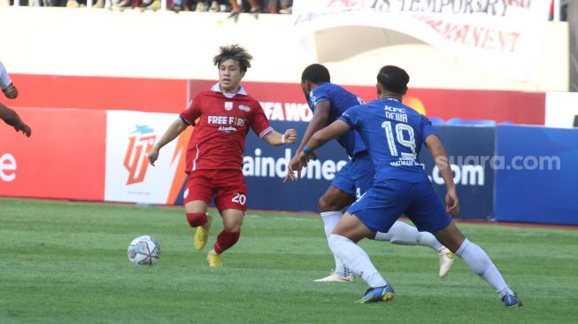 Winger Persis Solo, Ryo Matsumura berusaha menghindari adangan pemain PSIS Semarang, Alie Sesay dalam lanjutan pekan kedelapan BRI Liga 1 2022/2023 di Stadion Manahan, Sabtu (3/9/2022). [Suara.com/Ronald Seger Prabowo]