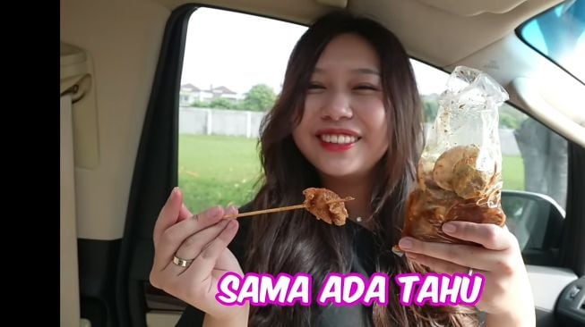 Momen Sisca Kohl Perdana Makan Jajanan SD (YouTube/Jess No Limit)