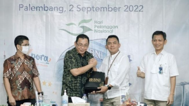 Wakil Pemimpin Wilayah Bisnis Komersial Wilayah 03 BNI Yadi Nurmayadi (Tengah Kanan), dan Direktur Roempoen Enam Bersaudara Hajato darsono (tengah kiri) dalam Mini Gathering Hari Pelanggan Nasional BNI 2022 di Palembang, Jumat (2/9/2022). (Dok: BNI)