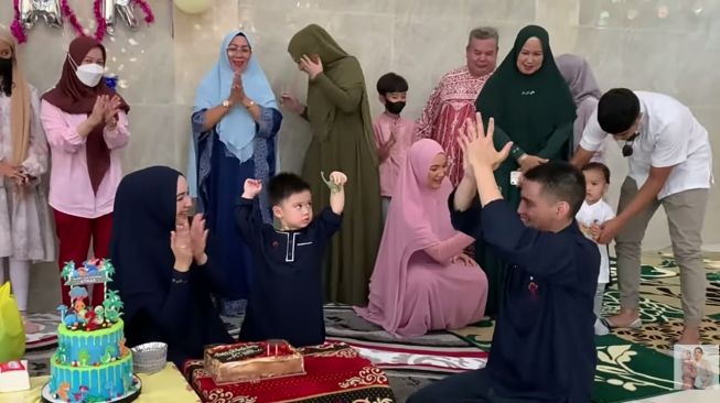 Potret ulang tahun anak Citra Kirana dan Rezky Aditya(Instagram/@pesantrenyatimalhilal dan YouTube)