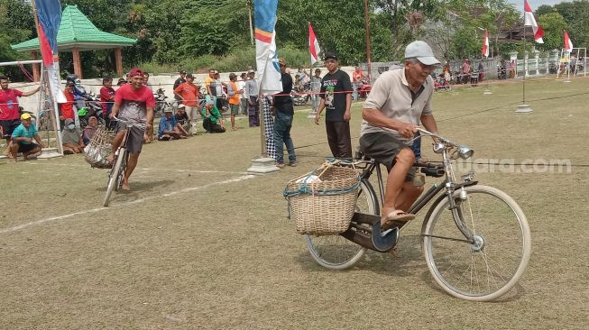 Serunya Balap Onthel Keranjang dengan Beban Sebelah Seberat 40 kg di Desa Pranan Sukoharjo, Jalannya Harus Miring