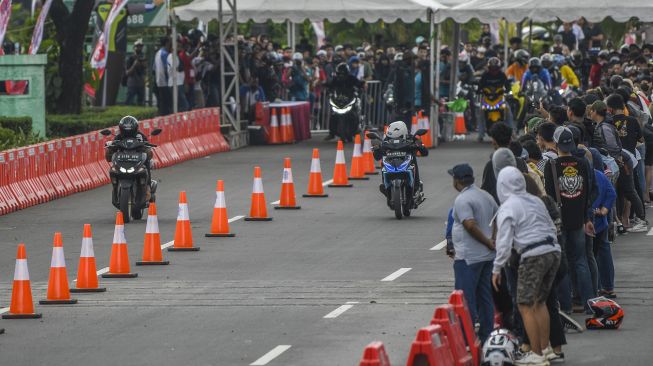 Peserta memacu sepeda motornya dalam Street Race Polda Metro Jaya di Jalan Benyamin Sueb, Kemayoran, Jakarta Pusat, Sabtu (3/9/2022).  ANTARA FOTO/Galih Pradipta