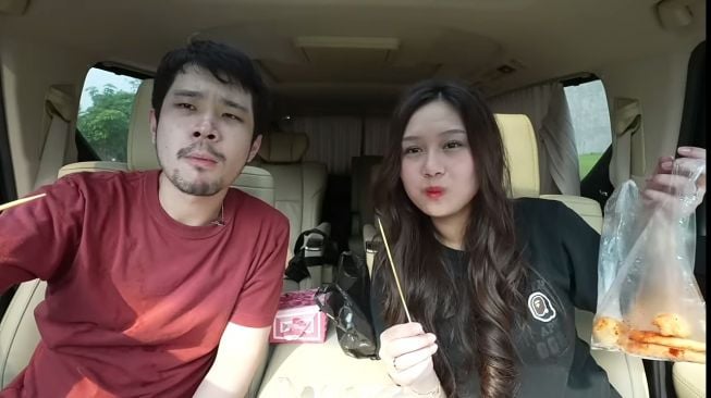 Momen Sisca Kohl Perdana Makan Jajanan SD (YouTube/Jess No Limit)