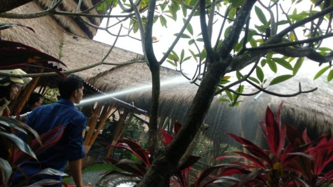 Rumah Makan Mang Engking Tersambar Petir, Api Membumbung