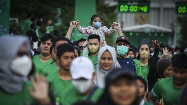 Peserta berlari saat mengikuti Milo ACTIV Indonesia Race (MAIR) 2022 di kawasan Senayan, Jakarta, Minggu (4/9/2022).  ANTARA FOTO/Rivan Awal Lingga
