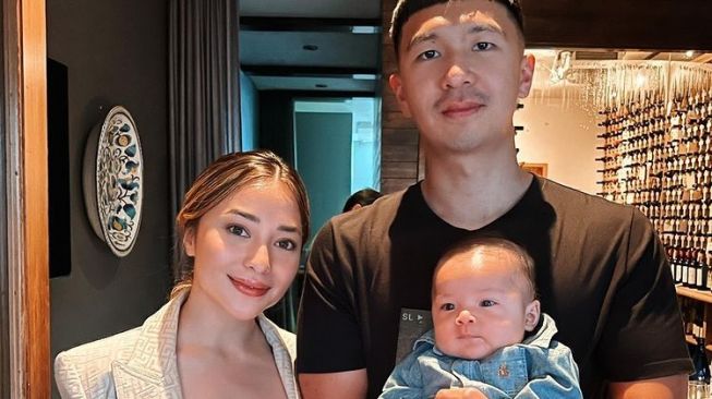 6 Gaya Parenting Nikita Willy dan Indra Priawan, Sewa Pelatih Khusus Untuk Bayinya Belajar Tidur Sendiri