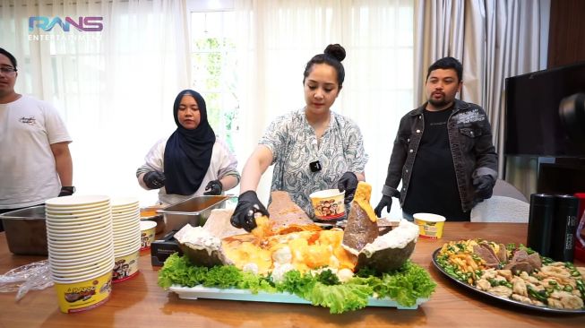 Kewalahan Makan Bakso Gunung Raksasa, Nagita Slavina Sampai Minta Panggil Warga Andara Bantu Habiskan. (Dok: YouTube/Rans Entertainment)