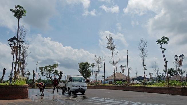 Pekerja menanam pohon saat melakukan penataan fasilitas pada kawasan Estuary Dam dalam kesiapan pelaksanaan Presidensi G20 Indonesia 2022 di Denpasar, Bali, Minggu (4/9/2022). [ANTARA FOTO/Nyoman Hendra Wibowo/foc]
