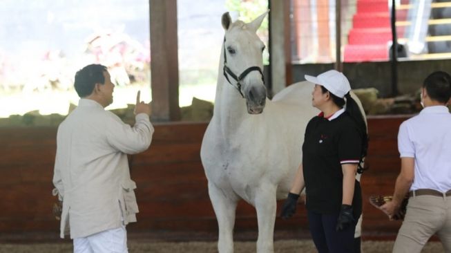 Puan Maharani diajarkan Prabowo Subianto menunggang kuda di kediaman Menhan RI, Hambalang, Bogor, Minggu (4/9/2022). [Ist]