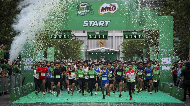 Peserta berlari saat mengikuti Milo ACTIV Indonesia Race (MAIR) 2022 di kawasan Senayan, Jakarta, Minggu (4/9/2022).  ANTARA FOTO/Rivan Awal Lingga
