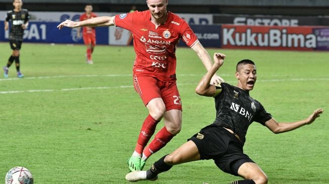 Pesepak Bola Persija Jakarta Michael Krmencik (kiri) berebut bola dengan Pesepak bola Bhayangkara FC Indra Kahfi (kanan) pada lanjutan Liga 1 di Stadion Patriot Chandrabhaga, Bekasi, Jawa Barat, Sabtu (3/9/2022). [ANTARA FOTO/Fakhri Hermansyah/wsj]
