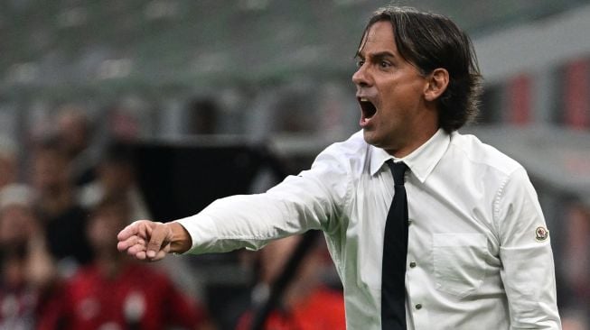 Pelatih Inter Milan Italia Simone Inzaghi melayangkan protes saat pertandingan sepak bola Serie A Liga Italia antara AC Milan dan Inter Milan di stadion San Siro, Milan, Italia, Sabtu (3/9/2022). [Miguel MEDINA / AFP] 