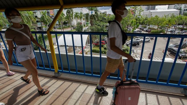 Dua orang wisatawan mancanegara (wisman) berjalan di area Pelabuhan Internasional Batam Centre, Batam, Kepulauan Riau, Sabtu (3/9/2022). [ANTARA FOTO/Teguh Prihatna/wsj]
