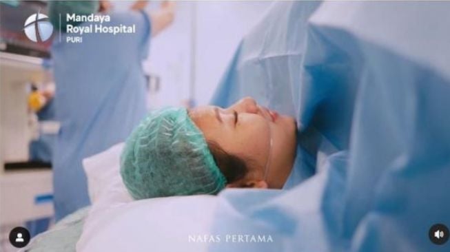 Momen Indah Permatasari Melahirkan Anak Pertama. (Instagram/indahpermatas)