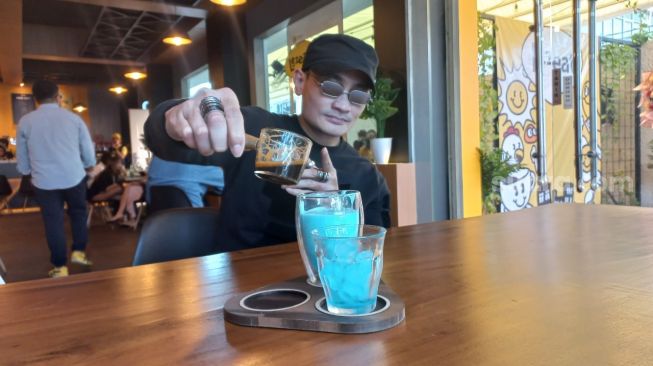 Sensasi Mencicipi Kopi Biru di Gerai Kopi Baru, Cocok Buat Nongkrong dan Nge-Jam Bareng!