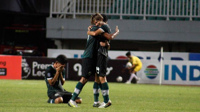 Sejumlah pesepak bola Persikabo 1973 berselebrasi setelah timnya mengalahkan Borneo FC Samarinda dalam lanjutan BRI Liga 1 di Stadion Pakansari, Kabupaten Bogor, Jawa Barat, Sabtu (3/9/2022). [ANTARA FOTO/Yulius Satria Wijaya/wsj]