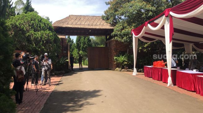 Suasana kediaman Prabowo Subianto di Hambalang sebelum bertemu Puan Maharani.  (Sura.com/Novian)