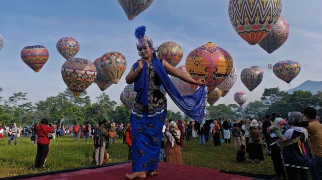 Penari Lengger menari saat memeriahkan Java Balloon Attraction di lapangan Taman Rekreasi Kalianget, Wonosobo, Jawa Tengah, Minggu (4/9/2022). [ANTARA FOTO/Anis Efizudin/foc]
