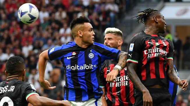 Penyerang Inter Milan Lautaro Martinez (kiri), penyerang AC Milan Olivier Giroud (tengah) dan penyerang AC Milan Rafael Leao (kanan) saat pertandingan sepak bola Serie A Liga Italia antara AC Milan dan Inter Milan di stadion San Siro, Milan, Italia, Sabtu (3/9/2022). [Miguel MEDINA / AFP]
