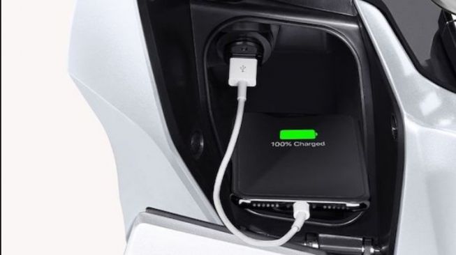 Tips Ampuh Rawat Fitur Socket Charger pada Motor, Biar Tidak Panik saat Kehabisan Baterai Ponsel