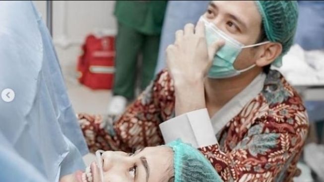 Istri Tarra Budiman Lahirkan Anak Perempuan, Terungkap Nama dan Artinya