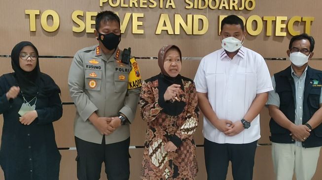 Kunjungi Bocah 8 Tahun yang Alami Jantung Bocor di Bekasi, Tri Rismaharini Berikan Bantuan