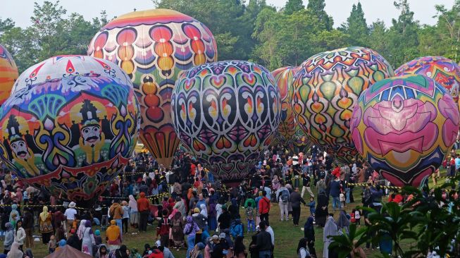 Warga menyaksikan penerbangan balon tradisional saat digelar Java Balloon Attraction di lapangan Taman Rekreasi Kalianget, Wonosobo, Jawa Tengah, Minggu (4/9/2022). [ANTARA FOTO/Anis Efizudin/foc]