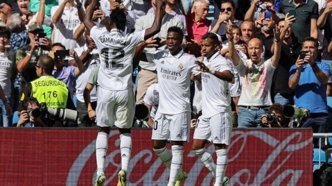 Penyerang Real Madrid Vinicius Junior (tengah) melakukan selebrasi gol bersama Eduardo Camavinga dan Rodrygo dalam pertandingan Liga Spanyol antara Real Madrid CF dan Real Betis di Stadion Santiago Bernabeu di Madrid pada 3 September 2022. [AFP/THOMAS COEX]