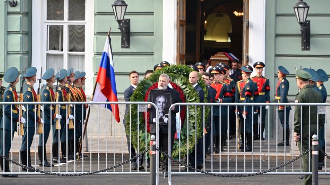 Sebuah foto, karangan bunga dan peti mati dengan tubuh Mikhail Gorbachev dibawa saat prosesi pemakaman di Pemakaman Novodevichy, Moskow, Rusia Sabtu (3/9/2022). [Alexander NEMENOV / AFP]