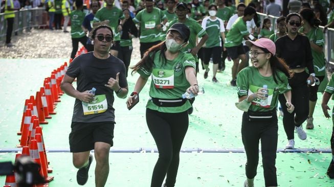 Peserta berlari saat mengikuti Milo ACTIV Indonesia Race (MAIR) 2022 di kawasan Senayan, Jakarta, Minggu (4/9/2022).  ANTARA FOTO/Rivan Awal Lingga
