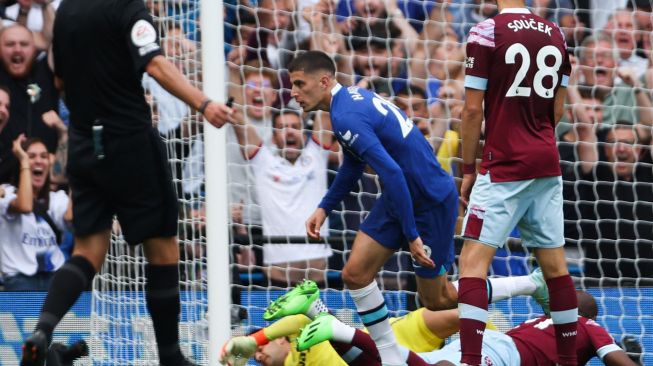 Gelandang Chelsea Kai Havertz (tengah) melakukan selebrasi saat pertandingan sepak bola Liga Premier Inggris antara Chelsea dan West Ham United di Stamford Bridge, London, Inggris, Sabtu (3/9/2022). [ADRIAN DENNIS / AFP]
