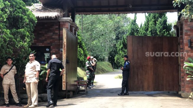 Pintu gerbang Padepokan Garuda Yaksa kediaman Prabowo Subianto di Hambalang. (Suara.com/Novian)