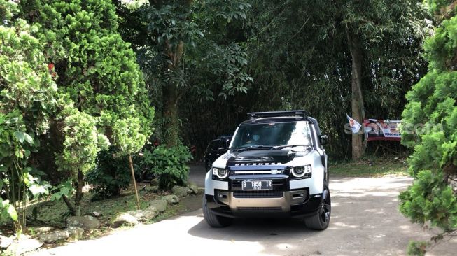 Mobil Land Rover Defender membawa Puan Maharani memasuki padepokan Garuda Yaksa milik Prabowo Subianto di Hambalang, Minggu (4/9/2022). (Suara.com/Novian)