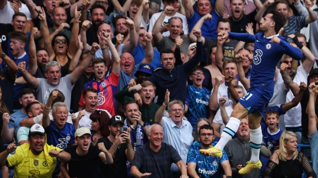 Bek Chelsea Ben Chilwell melakukan selebrasi usai mencetak gol saat pertandingan sepak bola Liga Premier Inggris antara Chelsea dan West Ham United di Stamford Bridge, London, Inggris, Sabtu (3/9/2022). [ADRIAN DENNIS / AFP]