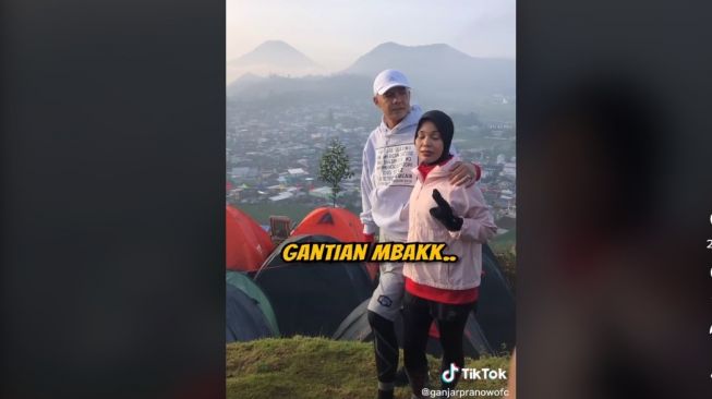 Kocak! Tidak Tahu Kalau Istri Ganjar Pranowo, Siti Atiqoh Malah Diminta Gantian Saat Berfoto Bersama