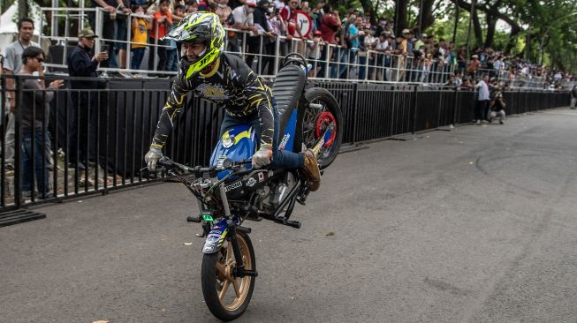 Freestyler motor menampilkan atraksi saat kegiatan Otobursa Tumplek Blek di Senayan Jakarta, Sabtu (3/9/2022). [ANTARA FOTO/Muhammad Adimaja/wsj]