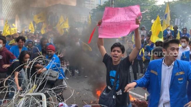 Suasana aksi tolak kenaikan BBM yang dilakukan massa PMII di Patung Kuda, Jakarta Pusat, ricuh pada Senin (5/9/2022) sore. [Suara.com/Rakha Arlyanto]