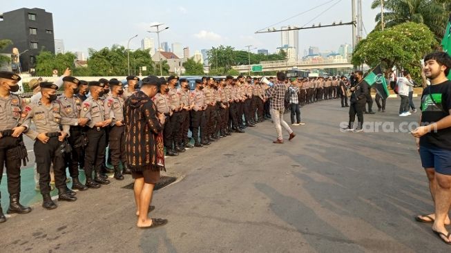 Pendemo dari HMI saat berunjuk rasa menolak kenaikan harga BBM bersubsidi di depan gedung DPR RI, Jakarta. (Suara.com/Faqih Fathurrahman)