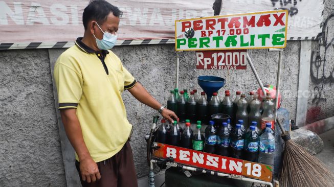 Yono, Pedagang bensin eceran saat berjualan di kawasan Gunung Sahari, Jakarta Pusat, Senin (5/9/2022). [Suara.com/Alfian Winanto]