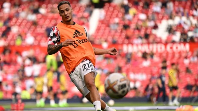 Winger Manchester United, Antony melakukan pemanasan jelang pertandingan Liga Inggris kontra Arsenal di Old Trafford, Manchester, Minggu (4/9/2022) malam WIB. [Oli Scarff / AFP]