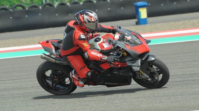 Papa Blar saat menjajal trek bersama Ducati Panigale V4R dalam Mandalika Track Day bersama One3Motoshop [Papa Blar]. 