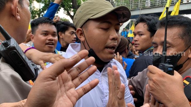 Polisi tangkap satu anggota PMII setelah demo tolak kenaikan BBM di Patung Kuda ricuh. (Suara.com/Rakha)